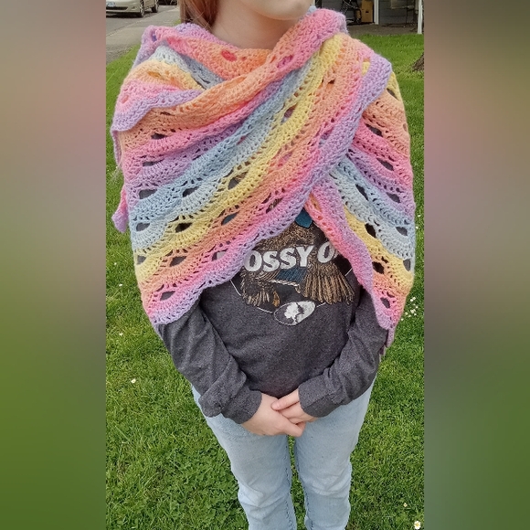 Handcrafted lightweight triangle shawl wrap - Picture 3 of 6